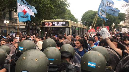 Multitudinaria marcha en el centro porteño contra la reforma previsional