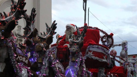 Nenes apedrearon a Papá Noel porque se quedó sin caramelos para entregarles