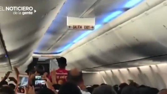 Fiesta en el avión de Independiente