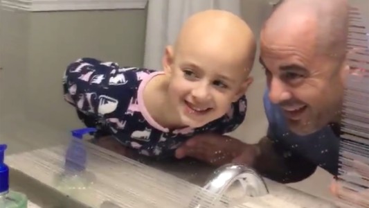 El padre que se rapó para acompañar a su hija que sufre alopecia