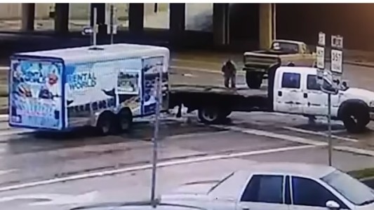 Sufrió dos choques con segundos de diferencia y salió caminando