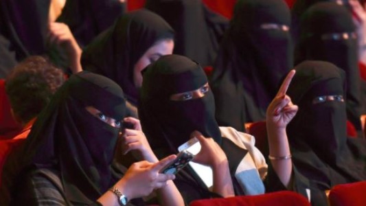 Arabia Saudí permitirá a las mujeres conducir motos y camiones a partir de 2018