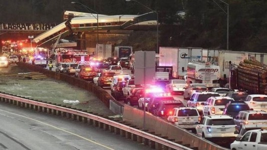 Tragedia en EE.UU.: descarriló un tren y cayó sobre una autopista