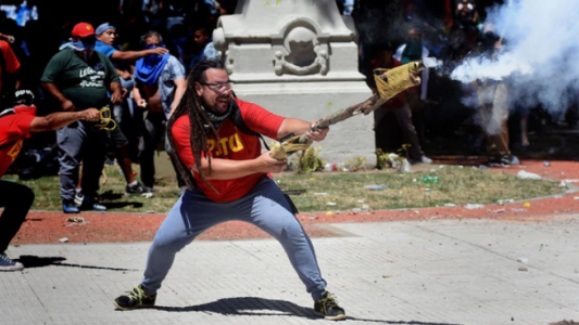 Pidieron la detención del manifestante que atacó a la policía con un arma casera