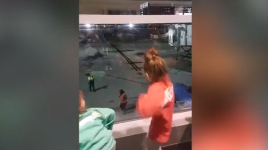 El divertido baile de dos nenas y un empleado del aeropuerto que se viralizó en las redes
