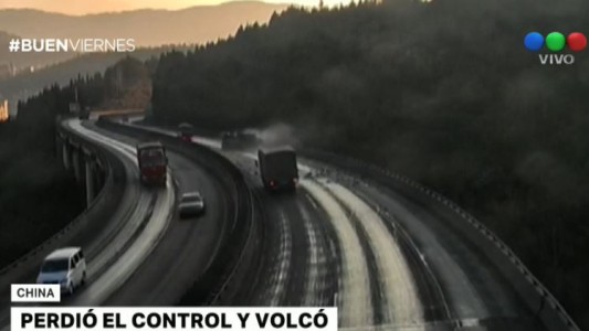 China: camionero perdió el control y volcó su carga en la ruta