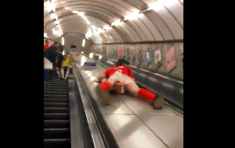 Se desliza por la escalera mecánica del metro de Londres y su dolorosa caída es furor en las redes