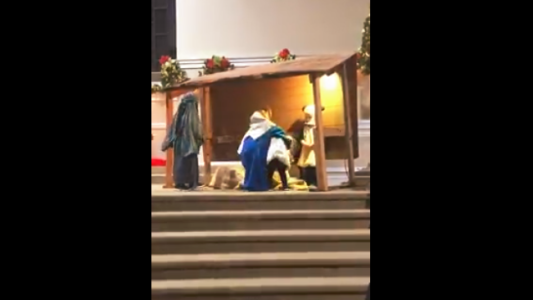Viral: la divertida pelea entre la Virgen María y una oveja en un pesebre viviente