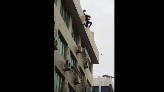 Video: bomberos rescatan a un joven que intenta suicidarse después de ser dejado por su novia