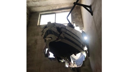 Un avión se incrustó en un edificio