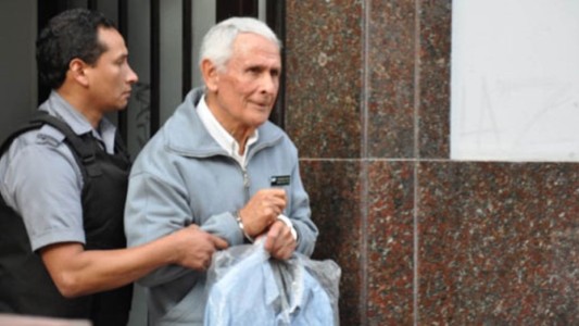 Miguel Etchecolatz llegó a Mar del Plata para cumplir la prisión domiciliaria