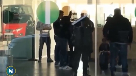 Messi y Suárez, a las patadas en el aeropuerto de Barcelona