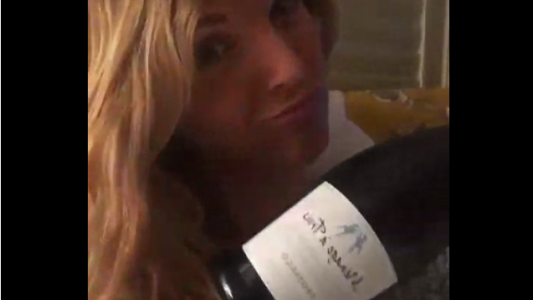 Video viral: una joven posa con una botella de champagne cuando comete un doloroso error