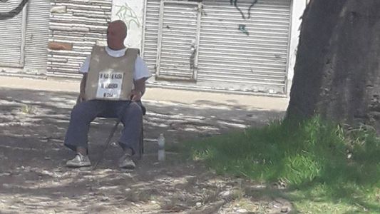 Un hombre sin techo denuncia que su hijo y su nuera le vendieron la casa
