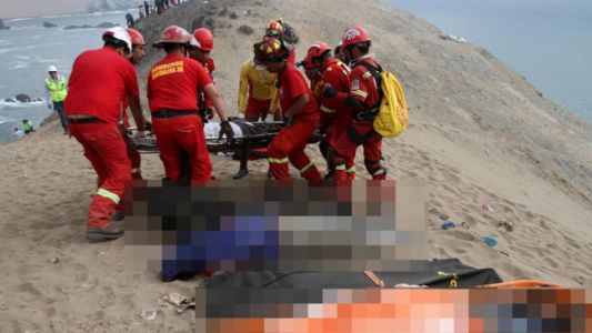 Milagro en la tragedia de Perú: Sobrevivió por tirarse antes de que cayera el micro