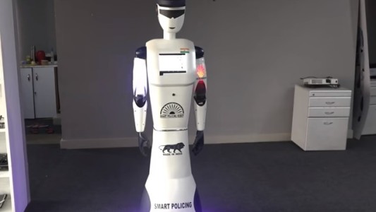 Presentaron el primer robot policía del mundo