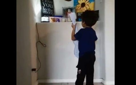 Viral pura ternura: el nene que le canta a su hermanita muerta