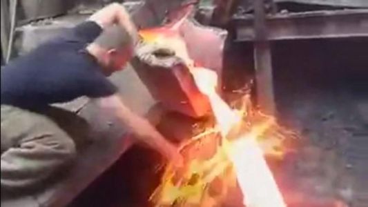 ¿Cómo lo hace? : el hombre que mete la mano en metal fundido y no le pasa nada