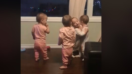 Los abrazos de estas cuatrillizas tienen a las redes sociales rendidas a sus pies