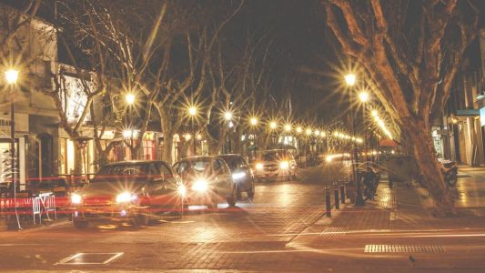 Corría picadas, chocó contra un poste y terminó con el rostro desfigurado