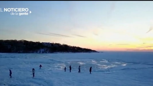 Mar congelado por la ola polar