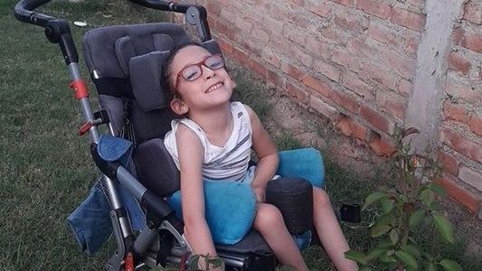 Le robaron la silla de ruedas a una nena en Mendoza y piden ayuda en Facebook