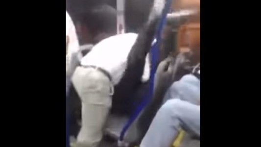 Furia en Colombia: el pasajero no paraba de tocar el timbre y el colectivero lo dio una feroz paliza