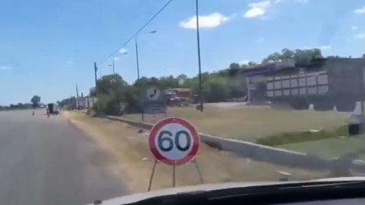 Automovilista indignado embistió con su auto carteles y "conitos" del radar de la Ruta N° 5