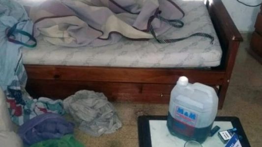 Ató a su novia a la cama y fue detenido en el momento en el que estaba por quemarla