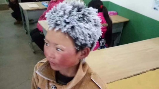 China: el nene que desafió el frío para ir a la escuela y se le congeló el pelo