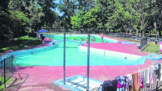 Mujeres denunciaron que las discriminaron en un camping por besarse en la pileta