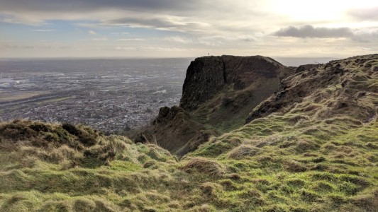 Sacó una foto de un paisaje y al verla en su computadora descubrió una misteriosa presencia