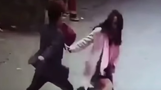 Video: viajó 800 kilómetros para darle una paliza a una mujer que le puso una mala calificación online