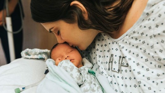 La historia de la joven que tiene un cáncer terminal y dio a luz una bebé sana en Estados Unidos