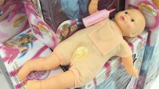 Autoridades cierran por "nocivo" un comercio que vendía muñecas transexuales