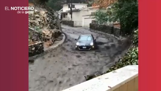 Un auto, surfeando en el barro