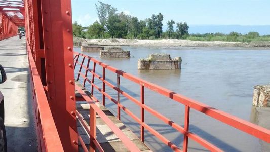 Tucumán: un hombre se arrojó de un puente para rescatar a una nena que había caído al río
