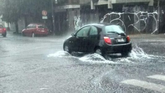 Fuerte tormenta en La Plata: calles anegadas