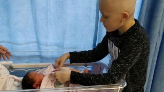 La historia de un nene con cáncer terminal que esperó para conocer a su hermanita recién nacida