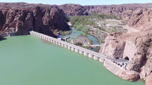 Piden reducir el caudal de agua de un dique tras la desaparición de un joven en Chubut