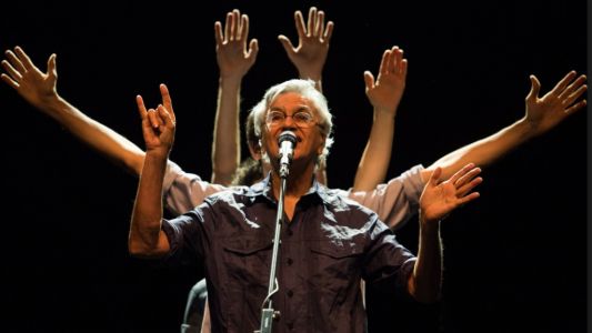 Le roban todos los equipos a Caetano Veloso luego de un concierto