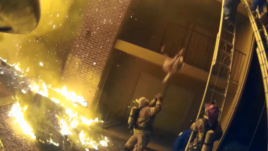 Video: un bombero atrapa a un bebé arrojado desde un edificio en llamas