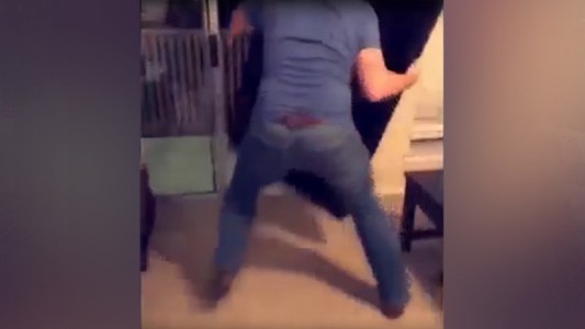 Furioso por la derrota de su equipo, tiró el televisor desde el balcón