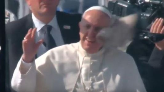 Alerta por la seguridad del Papa en Chile: le arrojaron un objeto en la cara cuando saludaba a los fieles