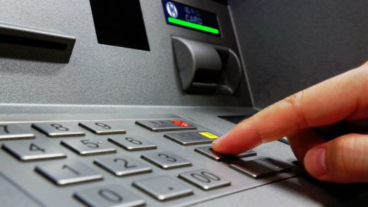 Le extrajeron dinero de su cuenta por cajero y sin utilizar su tarjeta