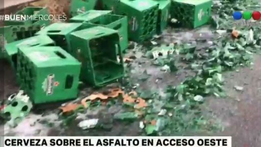 Un camión que transportaba cerveza perdió su carga en el Acceso Oeste