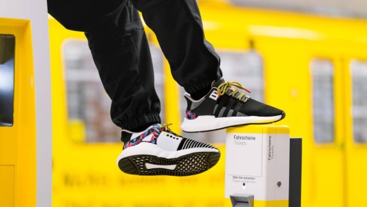 Furor en Alemania por las zapatillas que tienen "SUBE" incluida