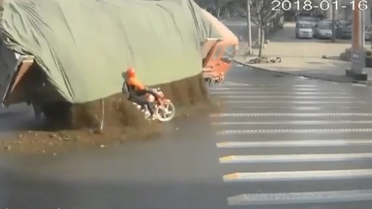 Video: motociclista se salvó por poco de morir aplastado por un camión