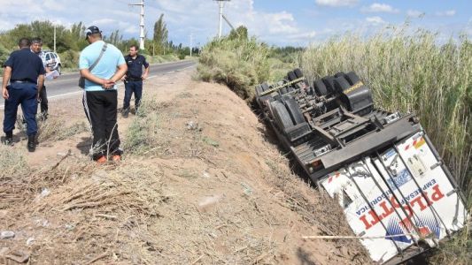 Insólitas imágenes: cómo se llevaron la carne de un camión que volcó en la ruta