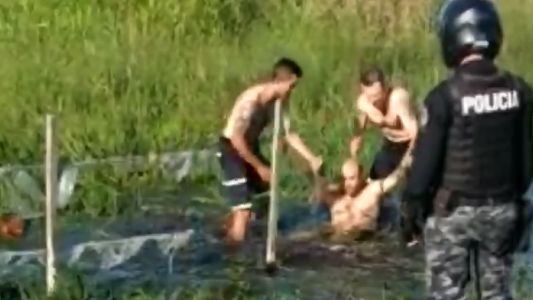 Así agredió un policía cordobés a un exhibicionista que nadaba desnudo